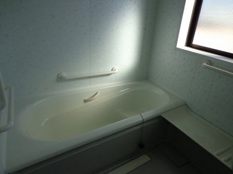 お一人がゆっくりと入浴をお楽しみいただける個浴をご用意している。浴槽の中には段を設け、足を伸ばして湯船に浸かることができる。