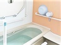 お一人がゆっくりと入浴をお楽しみいただける個浴をご用意している。浴槽の中には段を設け、足を伸ばして湯船に浸かることができる。