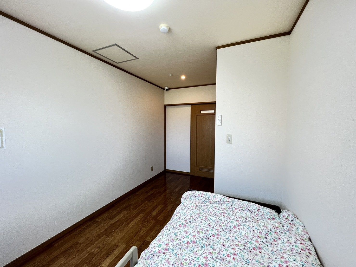 落ち着いた色の居室