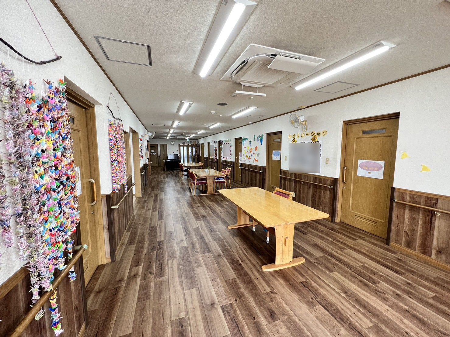 手作り飾りが彩る廊下