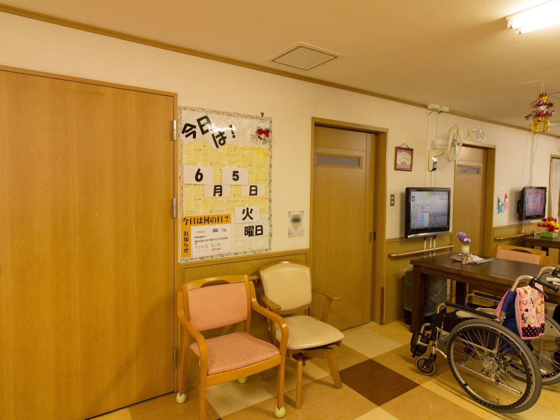 日付が大きく記載してあり、確認しやすい。所々にテレビが設置してあり、お好みの番組をご覧いただくことができる。