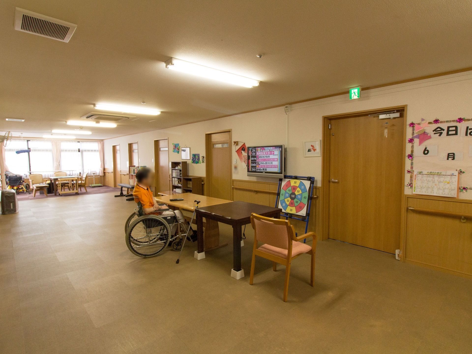 車椅子をご利用の方でも、そのままご使用できる机の高さになっており、スムーズな生活をしていただくことができる。