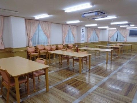 食堂は茶色とピンク色のインテリアで統一している。温かみのある環境なので、ゆっくりとお過ごしいただける。