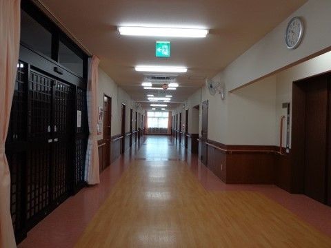 エレベーターは、共有廊下に面して設置されている。扉は、廊下壁面下部の濃い茶色と同色で統一され、扉の横には手すりが垂直に取り付けられている。
