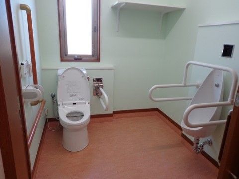 広い空間のトイレには、洋式タイプと小便器の２種類をご用意している。どちらも手すりを設置しているので、安全にご利用いただける。