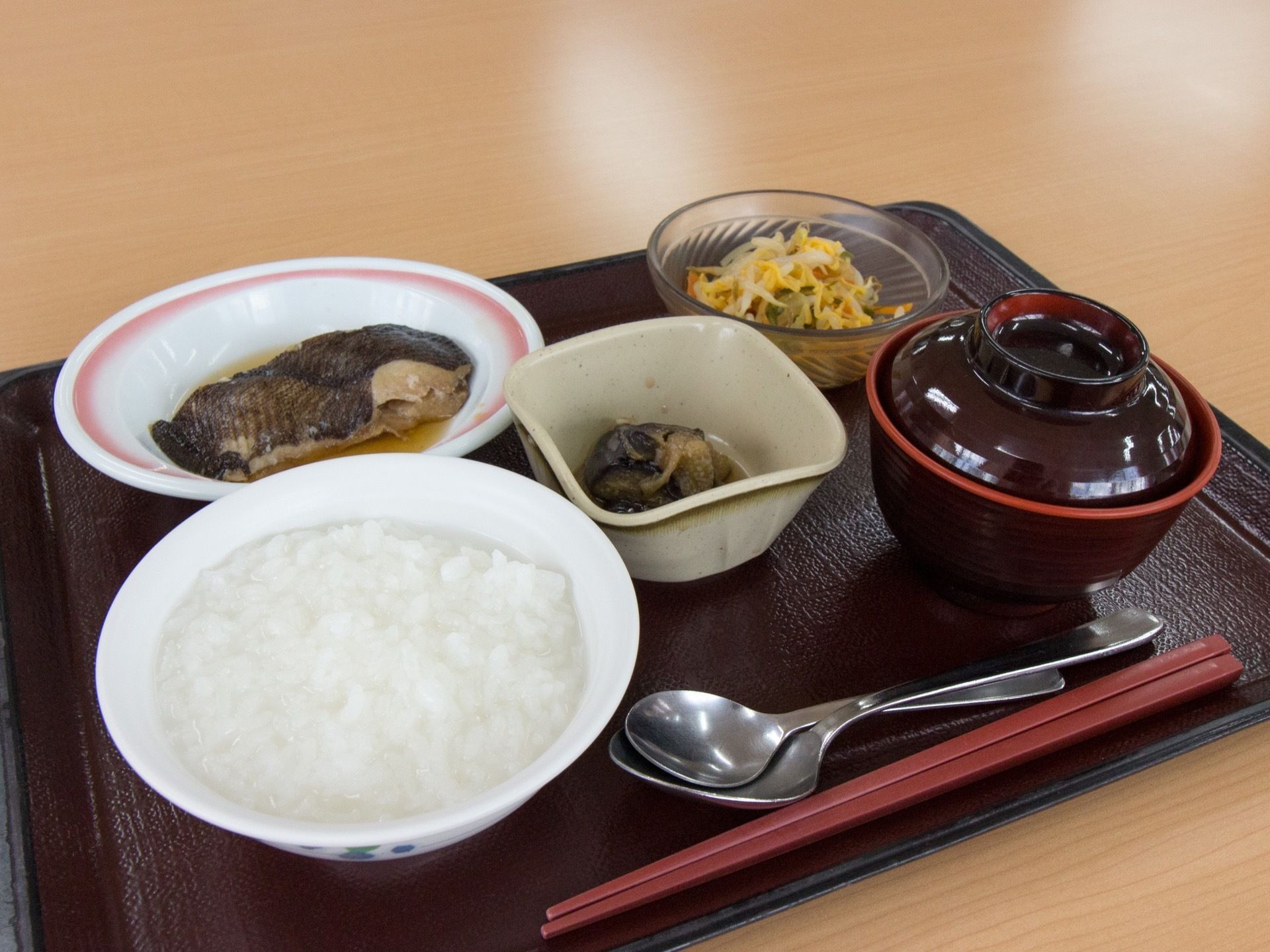 煮魚などがある和食である。栄養計算された健康的な料理内容になっており、入居者様の健康をサポートしている。