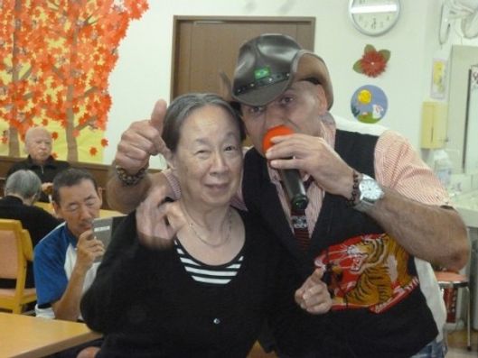 カラオケレクリエーション時の記念撮影。