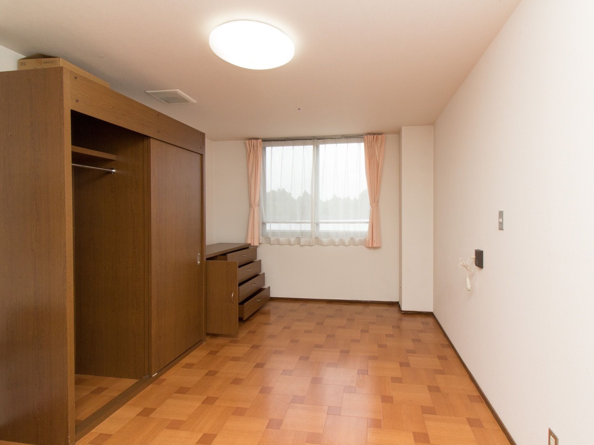 居室にはクローゼットや整理ダンスが作り付けられている。収納力が高く、私物を多く整理することができる。