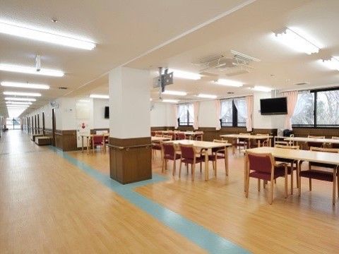 「ここいち「神立」」の廊下。車椅子の安全に配慮した施設づくりをしている。