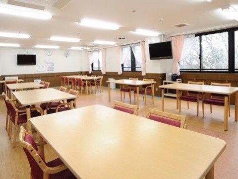 右側の窓際と左奥の壁際に大型のテレビが設置されている食堂