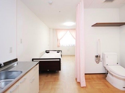 「ここいち「永国」」の居室。居室内には、トイレや洗面台を設置しているので、プライバシーも大丈夫。