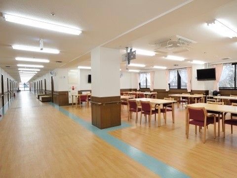 「ここいち「永国」」の共有スペース。家具と家具の距離も車椅子の方に配慮して通りやすくしている。