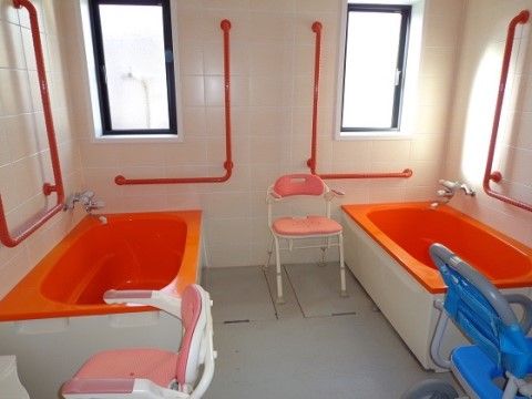 「ここいち「永国」」の浴室。L字型の手すりは、入居者様の高さに合わせて立ち上がりをしやすくしている。