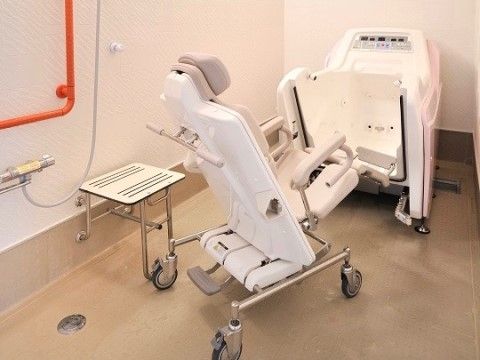「ここいち「永国」」の介護浴室。体の不自由な方でも入浴ができ、スタッフが介助サポートをしてくれるので安心できる。