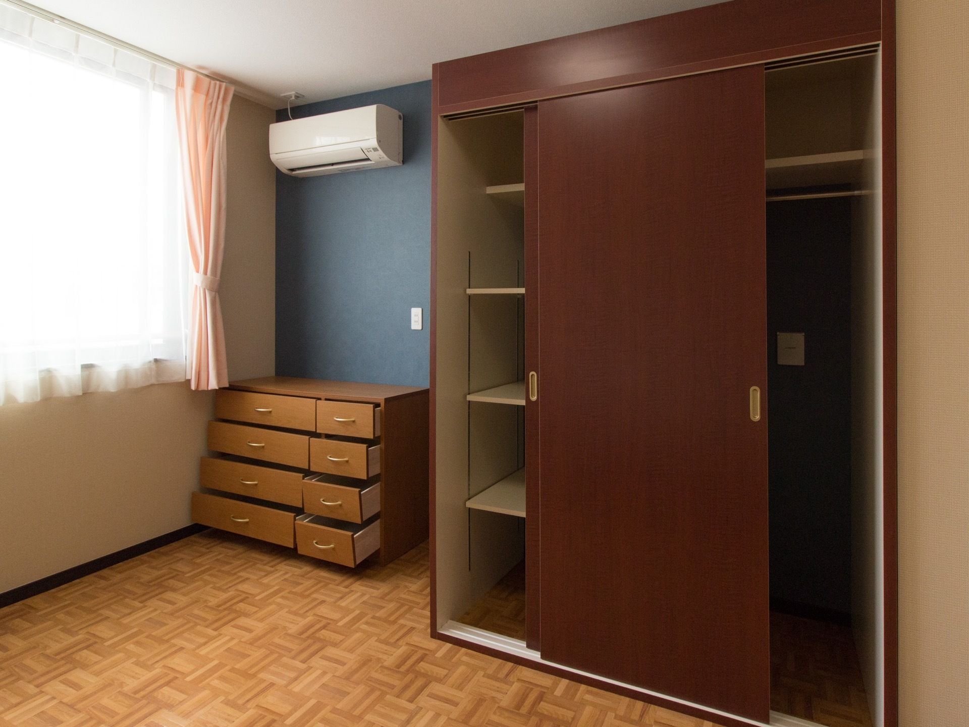 居室には大きな収納庫とタンスを設置し、洋服や荷物の収納には困らない。用途に応じて使い分けでき、整頓された部屋で快適に過ごすことができる。