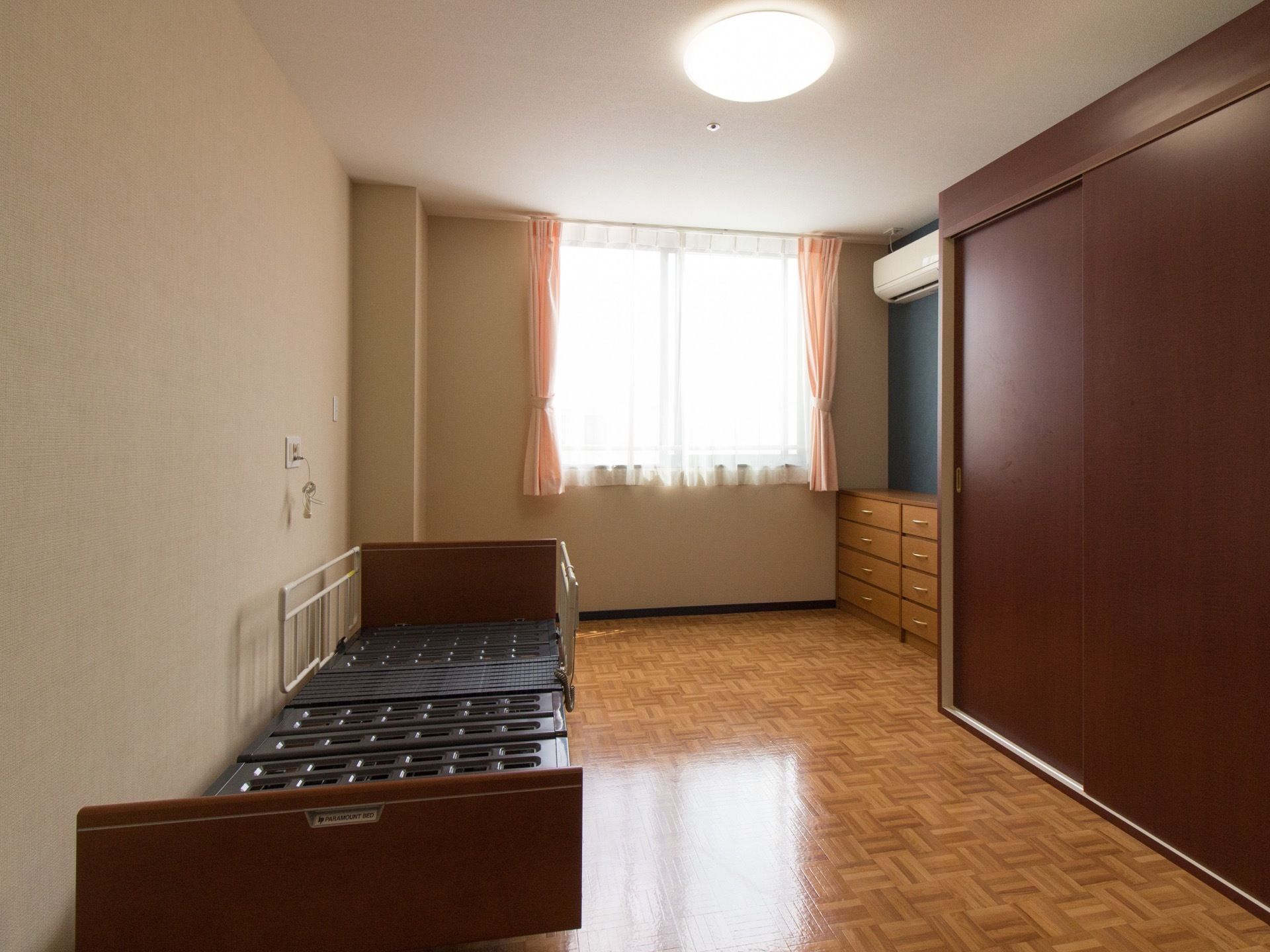 窓から光が十分に差し込むため、明るい居室である。腰高窓のため家具の配置を自由にでき、快適な部屋作りができる。