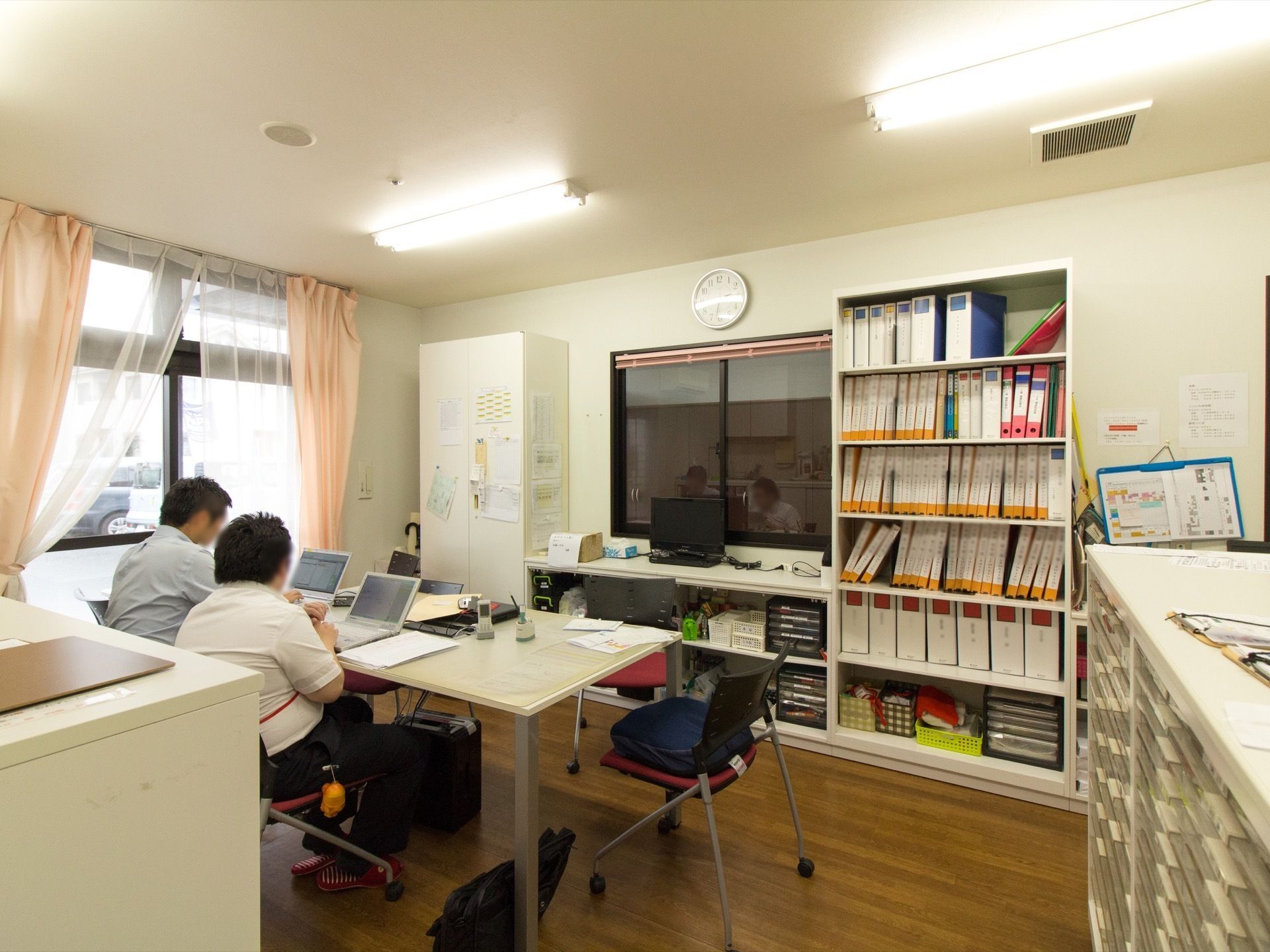 施設では２４時間体制でスタッフが常駐している。入居者様などのたくさんの情報がパソコンやファイルで管理されている。