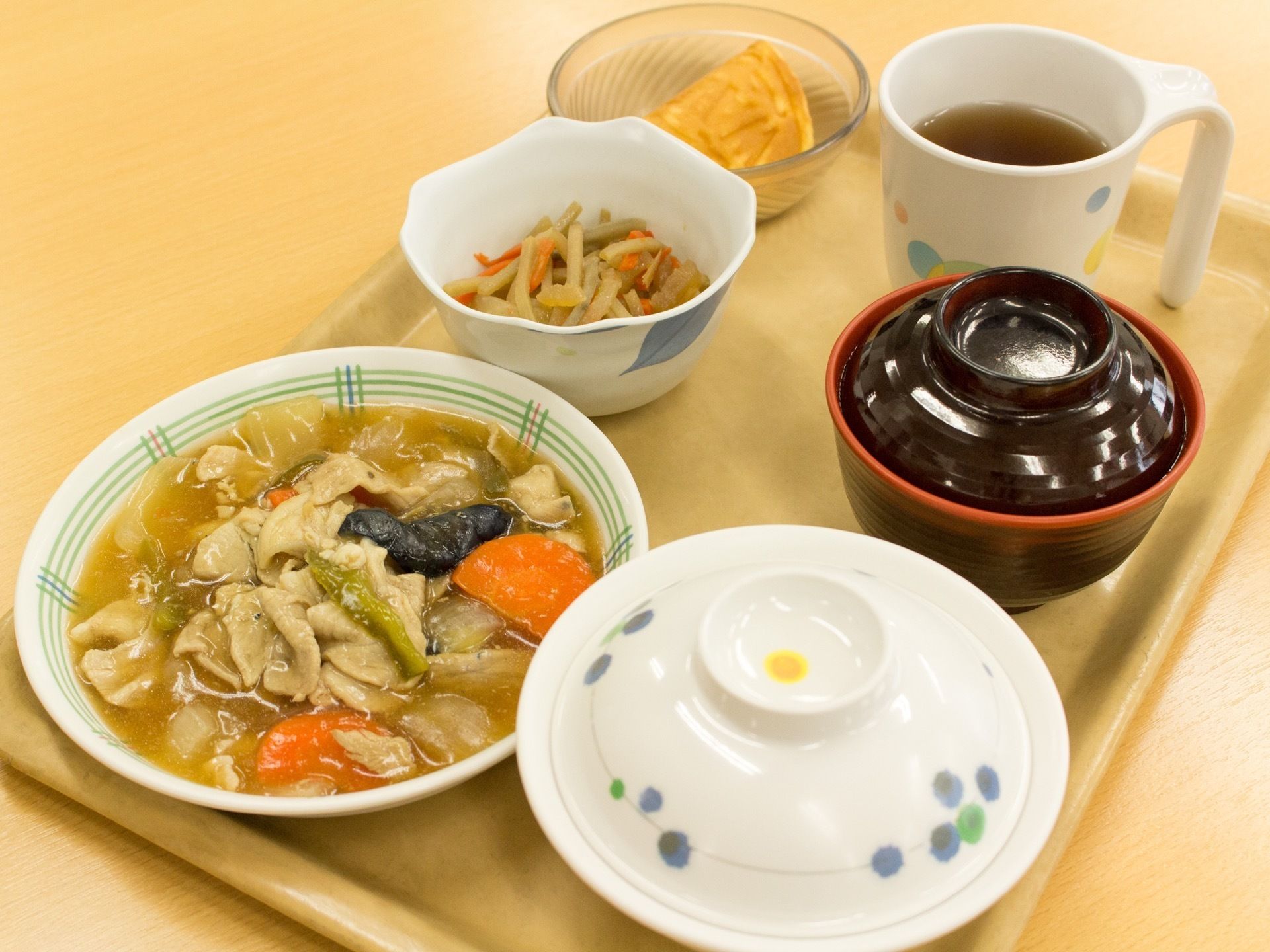 毎日の食事はスタッフが栄養バランスや色合いなどを考えて作っている。中華丼には甘いデザートをつけてバランスを取っている。