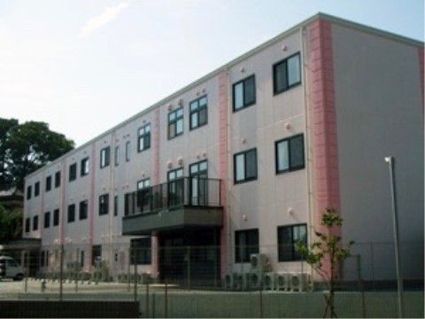 「ここいち「守谷」」の外観。３階建ての駐車場付きの施設になっている。