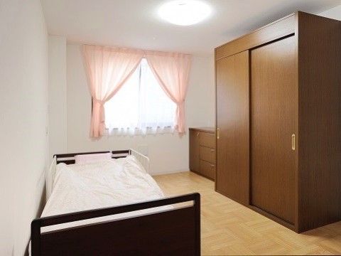 「ここいち「守谷」」の居室。夏場と冬場の掛け布団も時期に応じて用意されている。
