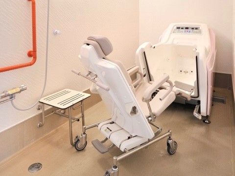 「ここいち「守谷」」の介護浴槽。座ったままの方や、寝たきりの方にも対応した、介護浴槽がある。