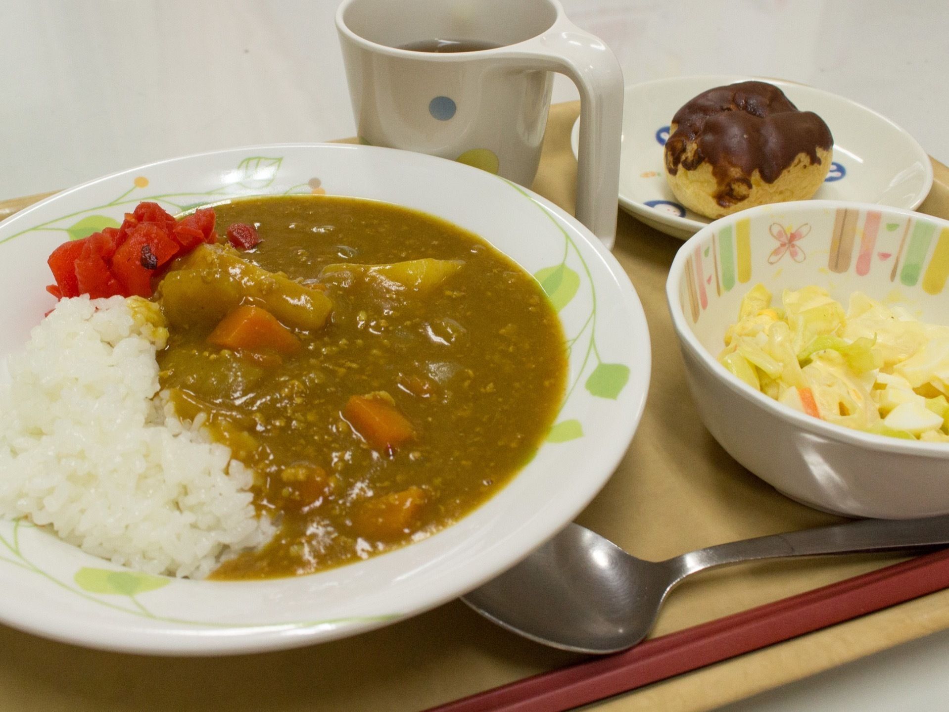 施設内で食事は手作りされており、衛生管理が徹底でき、入居者様に出来たての食事を提供できるという一石二鳥のシステムである。