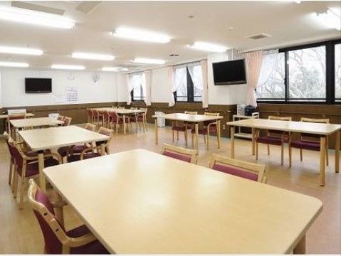 「ここいち「水戸」」の食堂。テーブル高さは車椅子の方も考えられて、適切な高さに施されている。