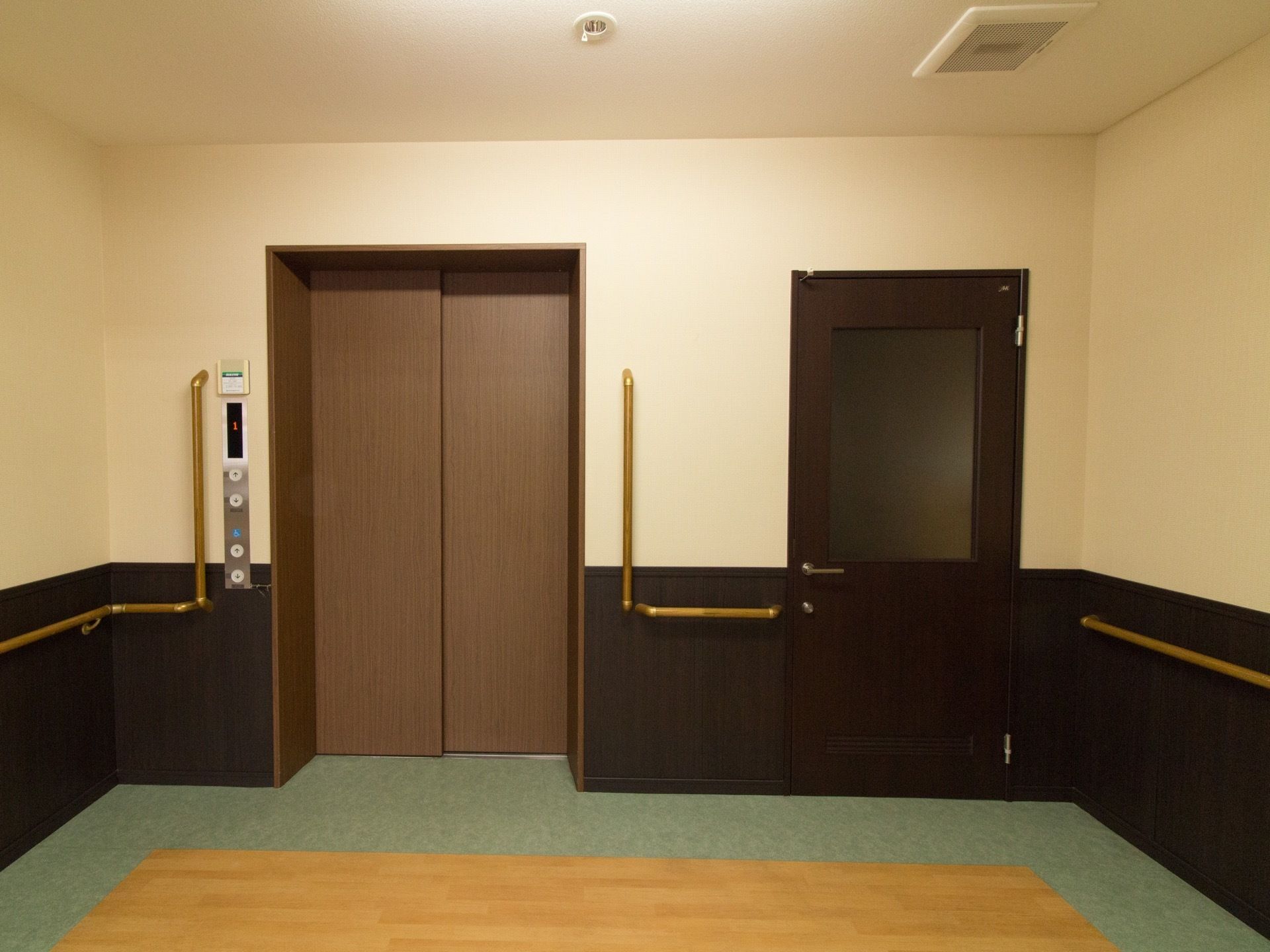 エレベーターの周辺は安全に乗降できるように、広く場所が空けられている。車椅子対応になっているので、誰でも簡単に操作することができる。