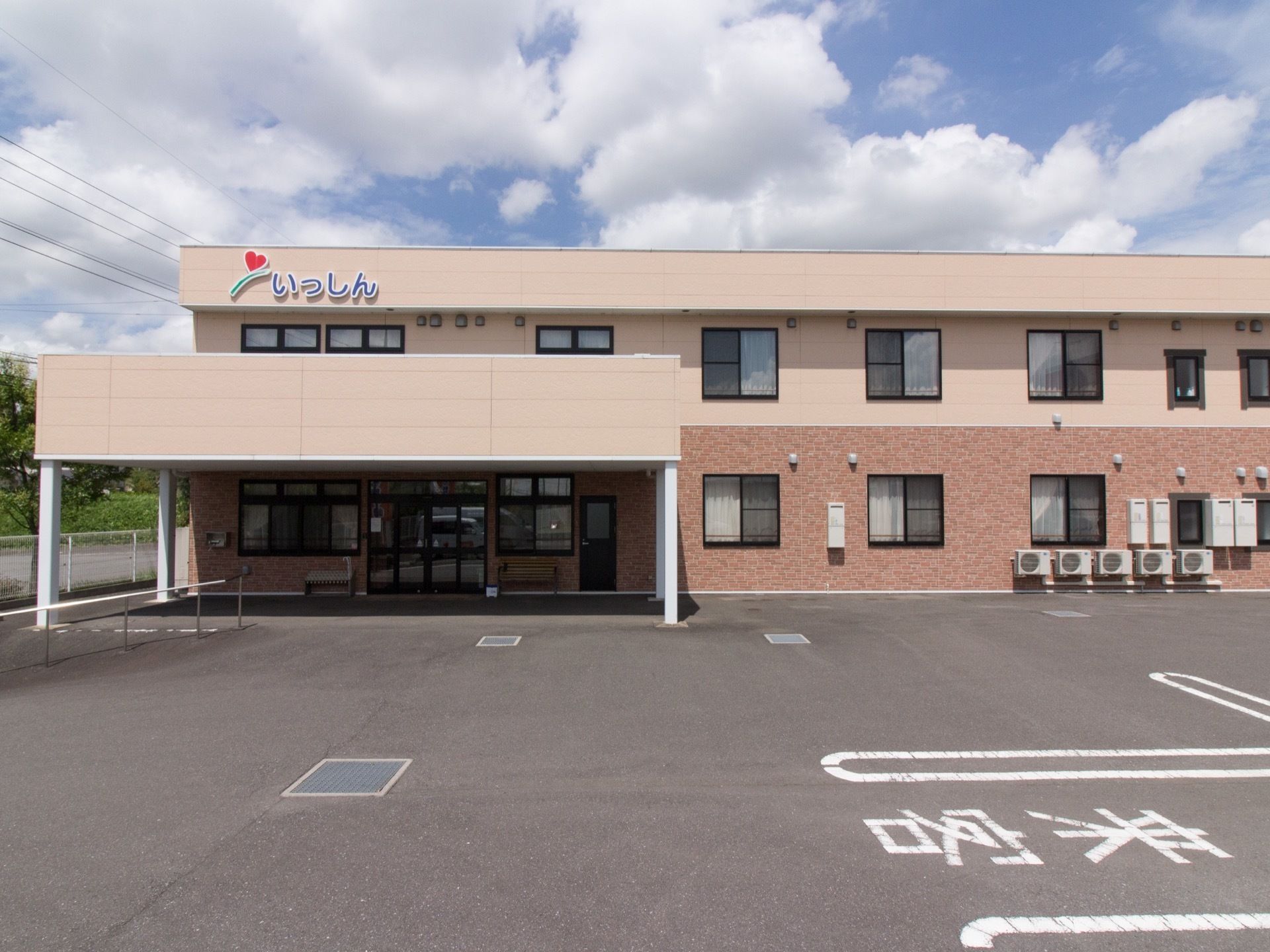 施設は広い敷地にゆったりと建てられている。駐車スペースもエントランスのそばに多数設置され、来訪者様用のスペースが確保してある。
