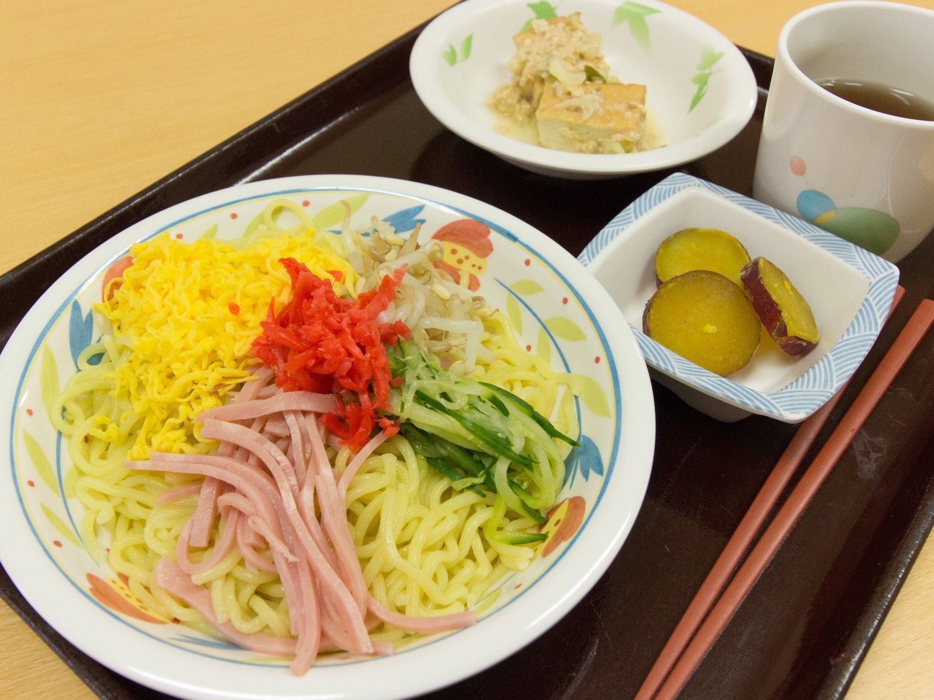 食材は入居者様の食べやすいように切られ、柔らかく調理されている。栄養バランスと彩りの考えられたメニューが食卓に並んでいる。