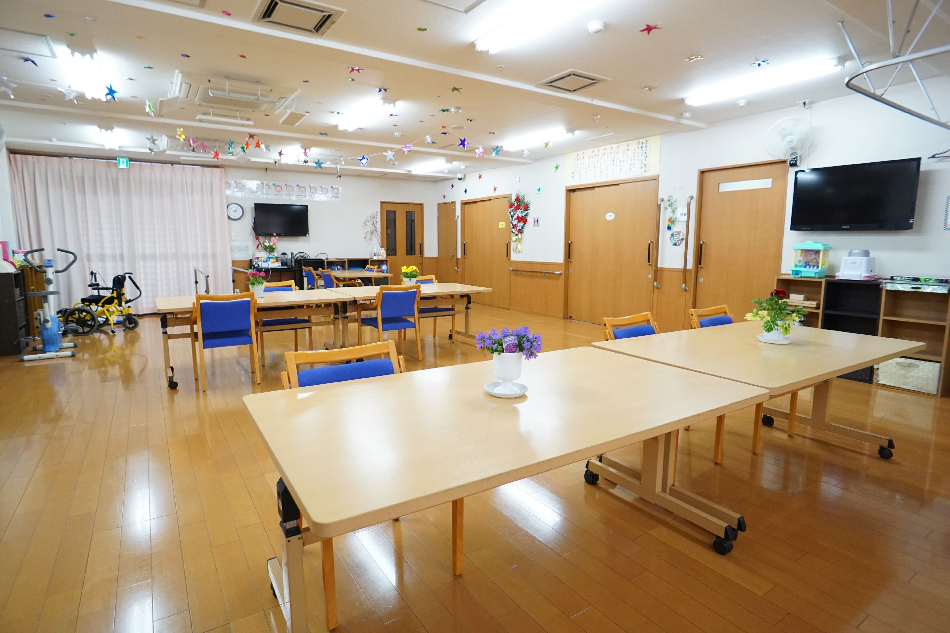 手すりが設置されており、移動のしやすい共有スペース