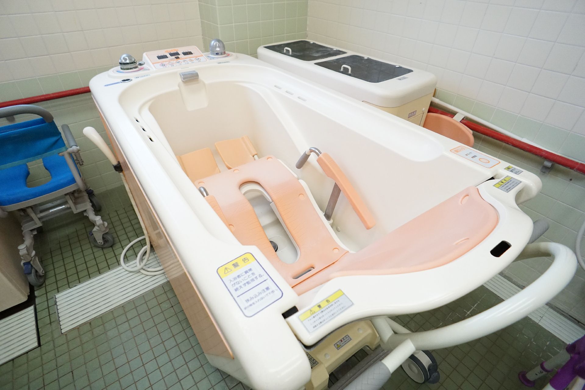 要介護の重い方でも、身体に負担をかけずに入浴できる機械浴