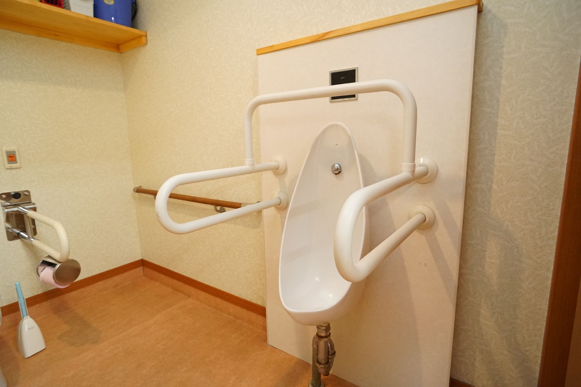 完全にバリアフリー化され、手すりが完備されているトイレ