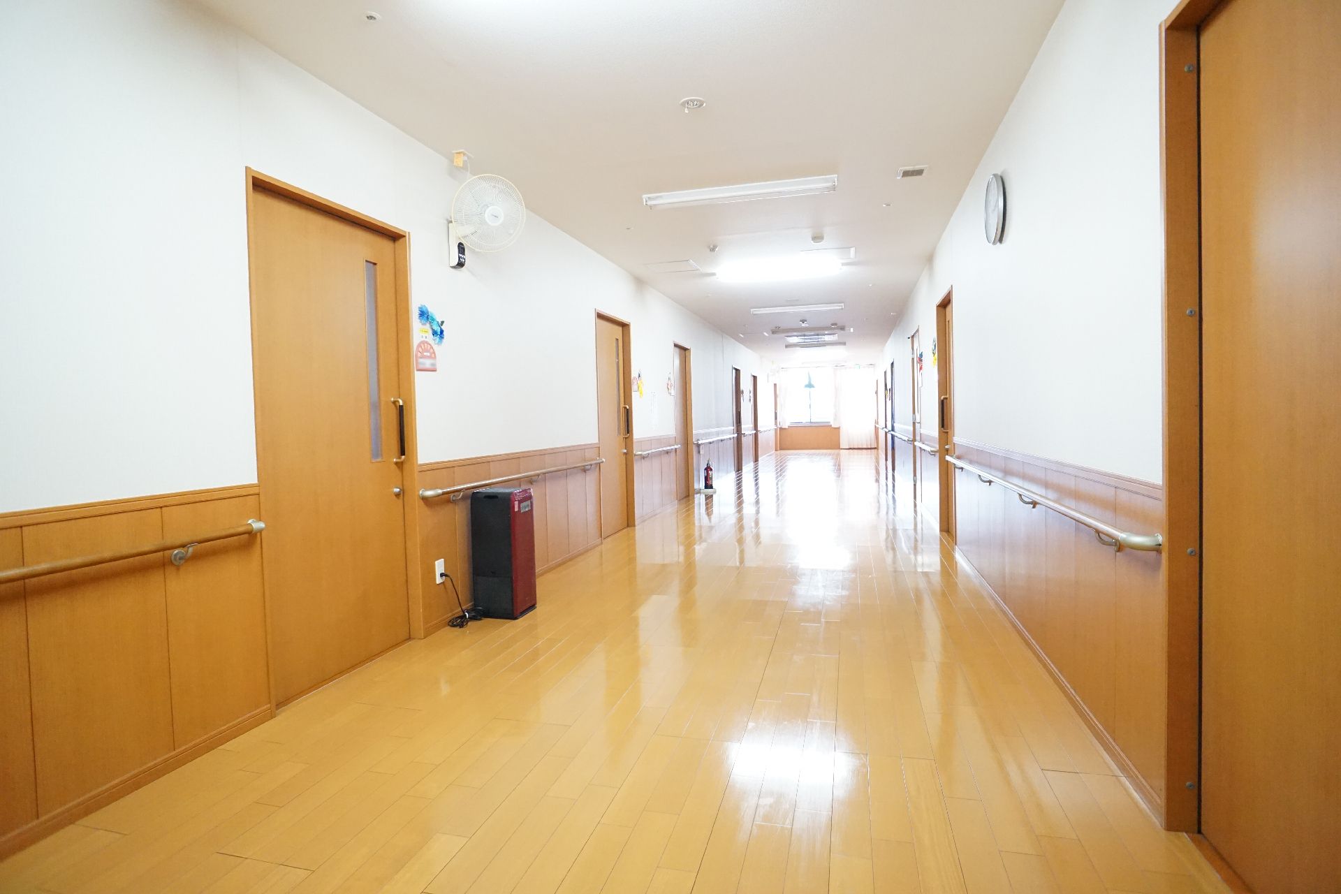 バリアフリー化されていて、手すりが隅々まで行き渡っている廊下