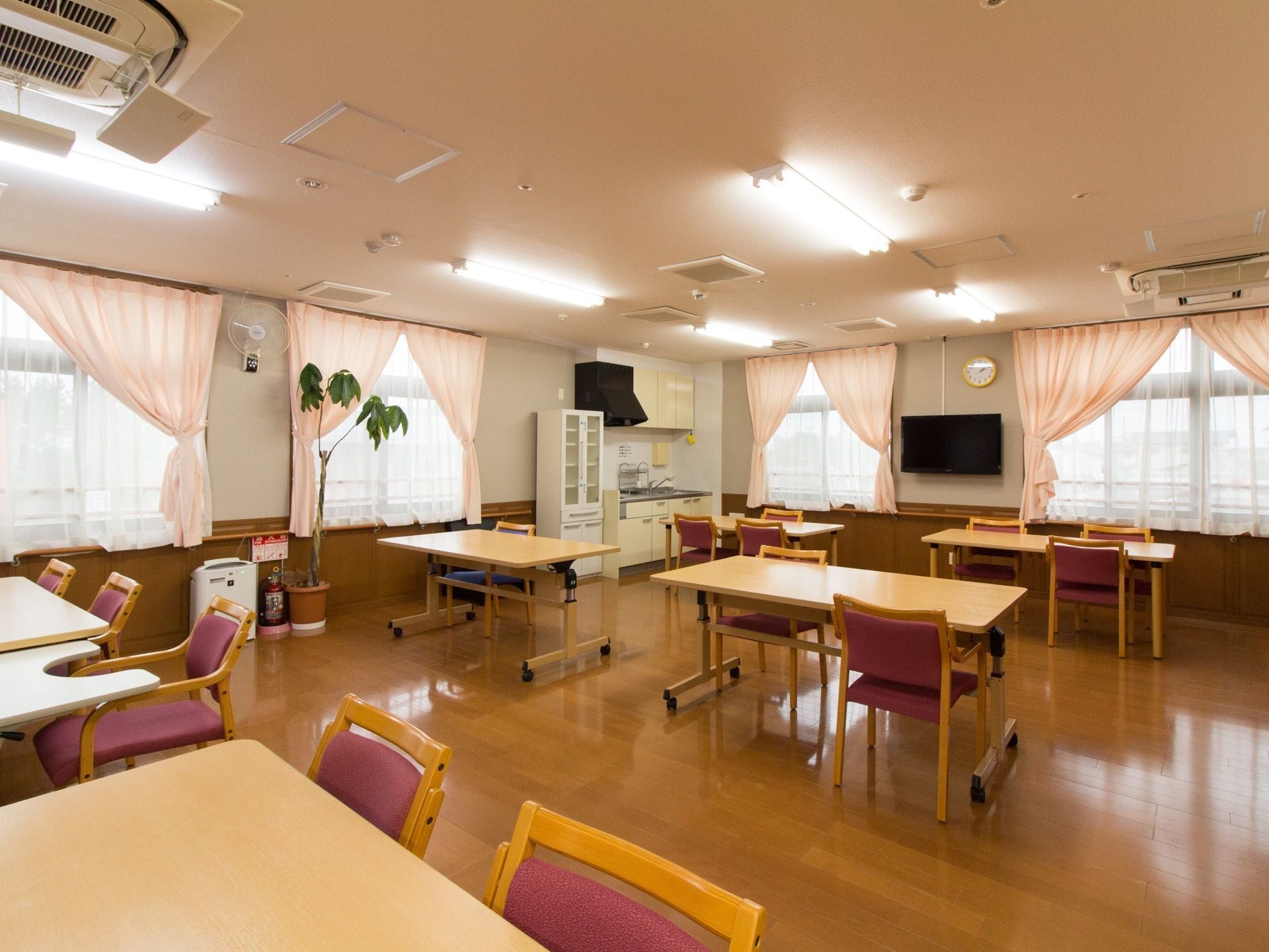 食堂は普段の生活の共有スペースとしても使われる。部屋の角にあるキッチンは食事ではなく、飲み物などを提供する。