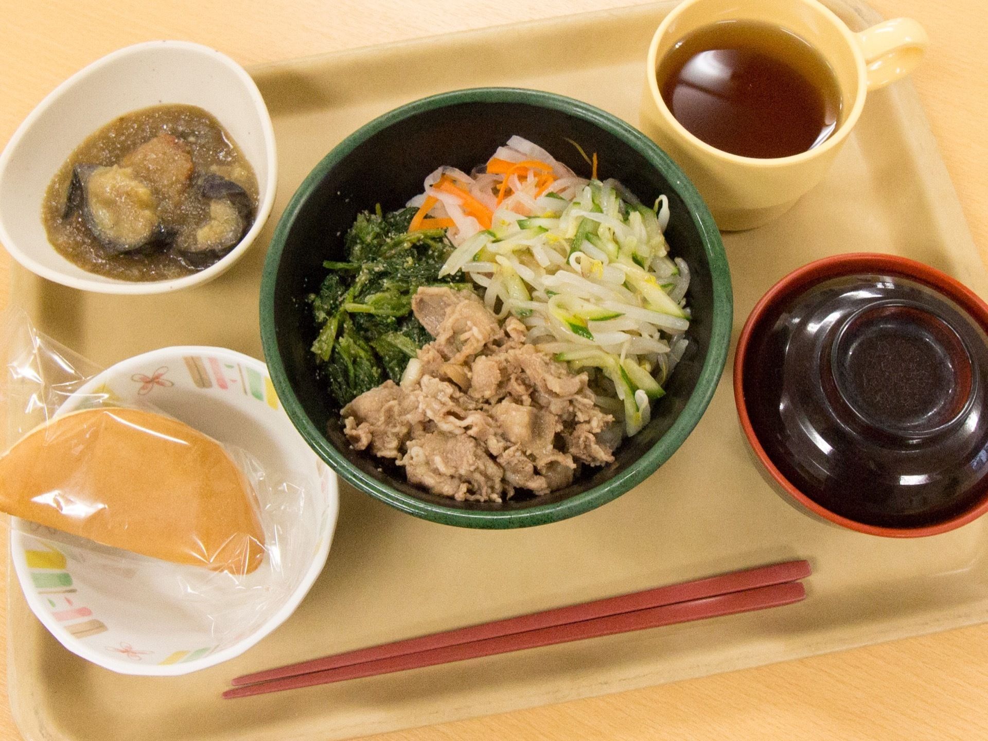 施設では入居者様に毎日の食事を提供している。画像は丼もののご飯を中心にすえたメニューとなっていて、みそ汁付き。