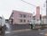 淡いピンク色の外壁の２階建ての建物である。敷地に入ってすぐの施設横が駐車場となっている。入口の横に施設名の入った大きな看板が設置されている。