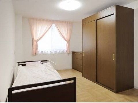 「ここいち「ひたちなか」」の居室。トイレや洗面台も設置しているので、身だしなみのチェックもできる。