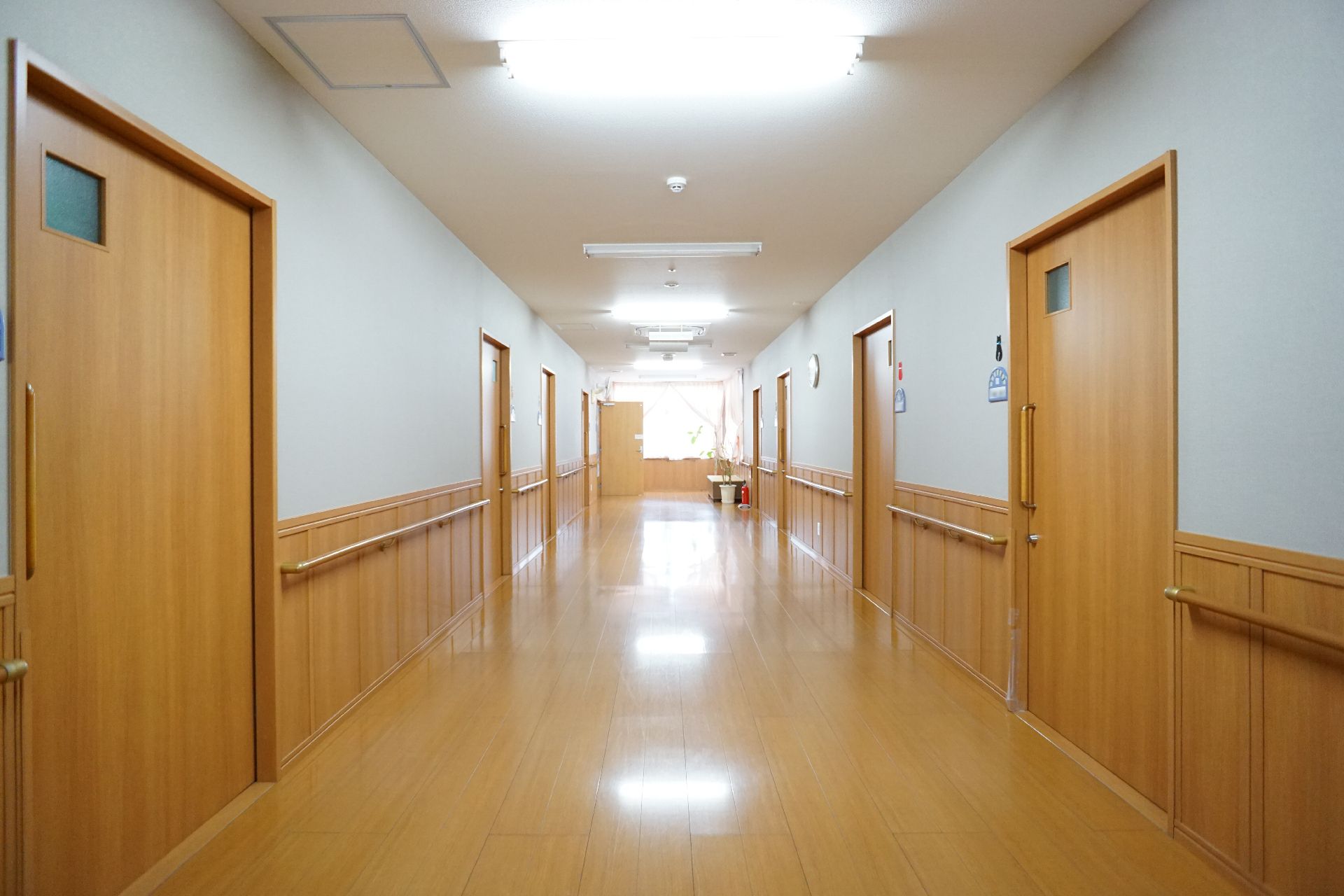 車椅子同士がすれ違うことができるゆったりとした広さのある廊下