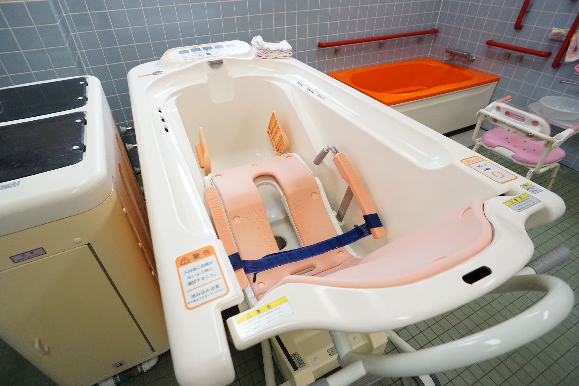 要介護の重い方でも、身体に負担をかけずに入浴できる機械浴