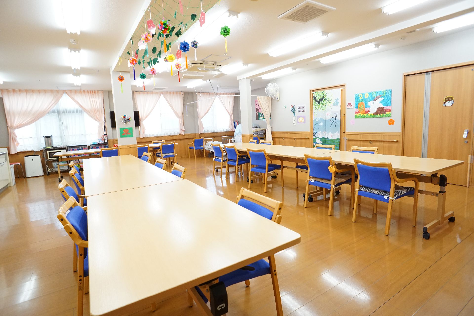 テーブル、椅子に使う機材などが置かれている共有スペース