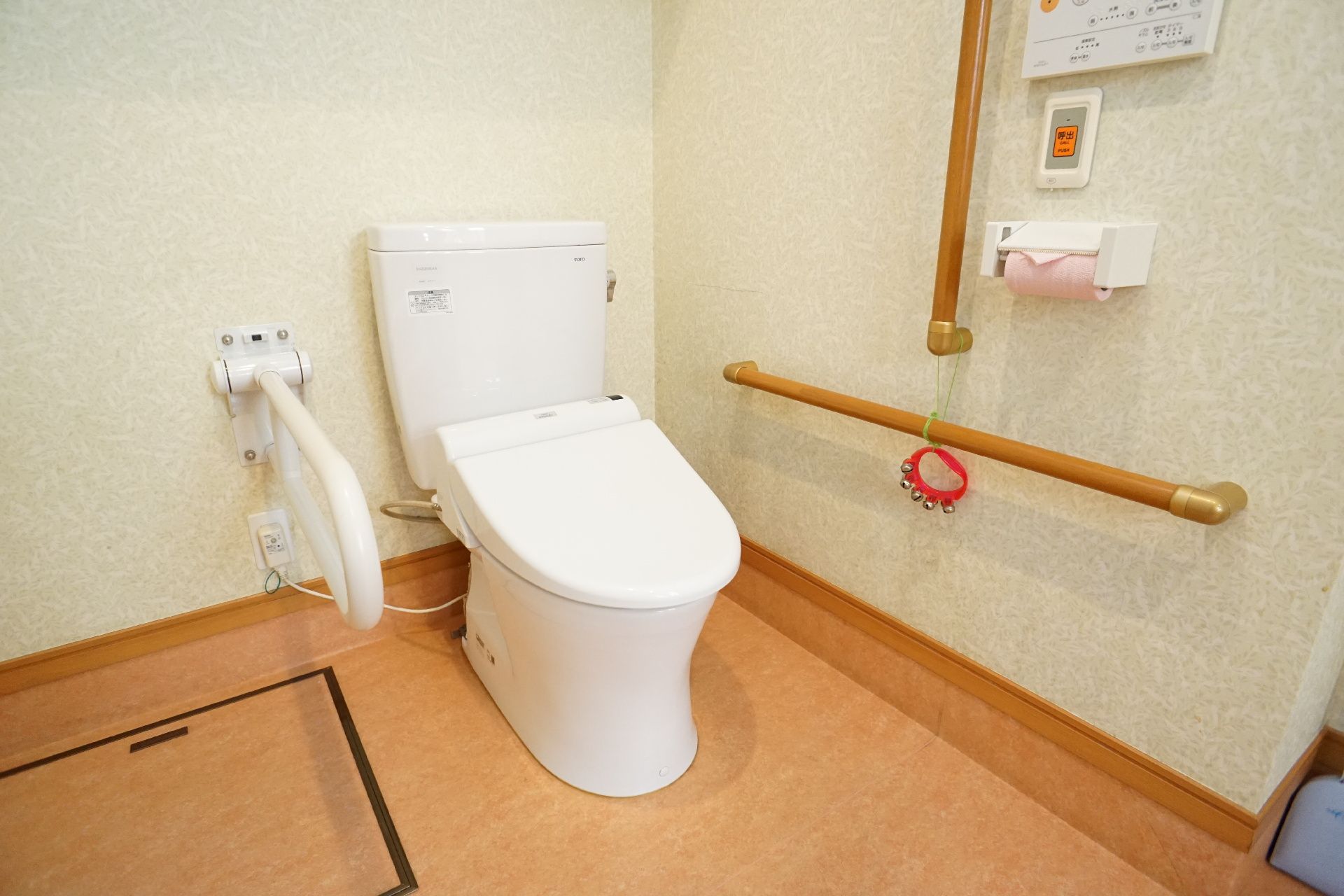手すりが付いて段差が解消された、バリアフリー化されている洋式トイレ