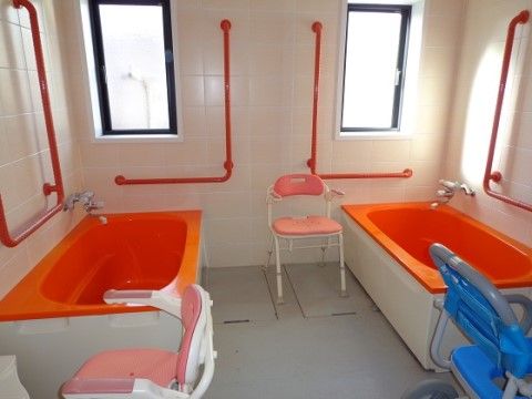「ここいち「水戸城東」」の浴室。浴槽がオレンジ色なのは、ご入居者様の視認性を上げる為になっている。