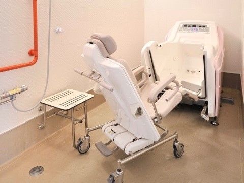 「ここいち「上尾」」の介護浴槽。寝たきりや、座ったままでもご入浴ができる設備が整っている。