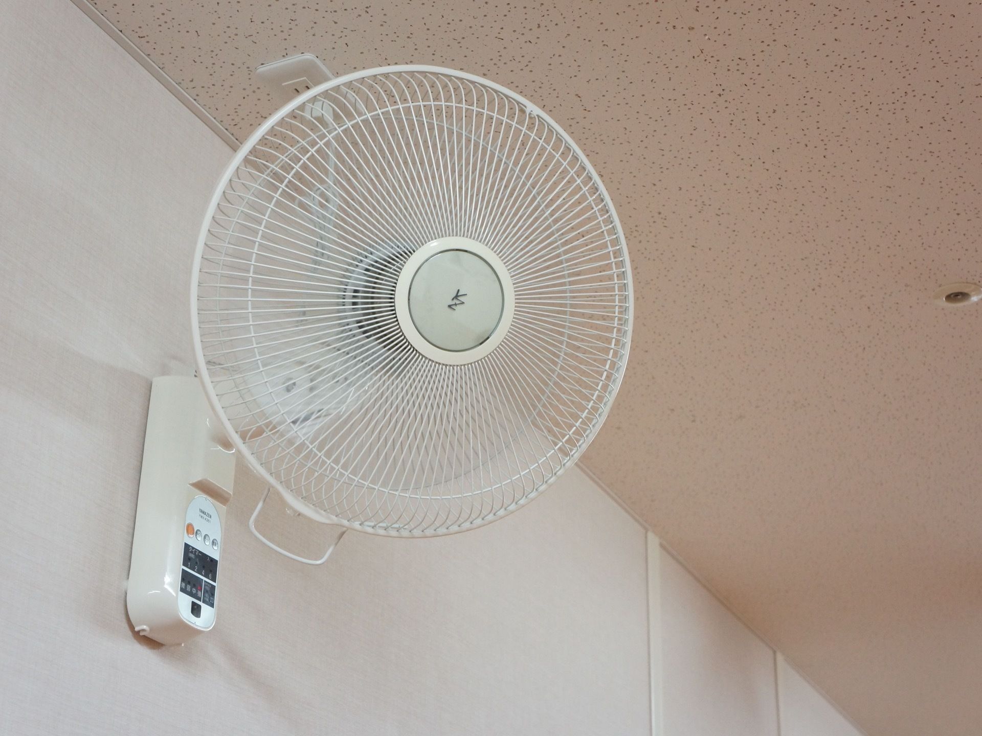 扇風機が高めの壁に設置されている。エアコンと併用して使用することで、涼しい空気を循環させることができる。