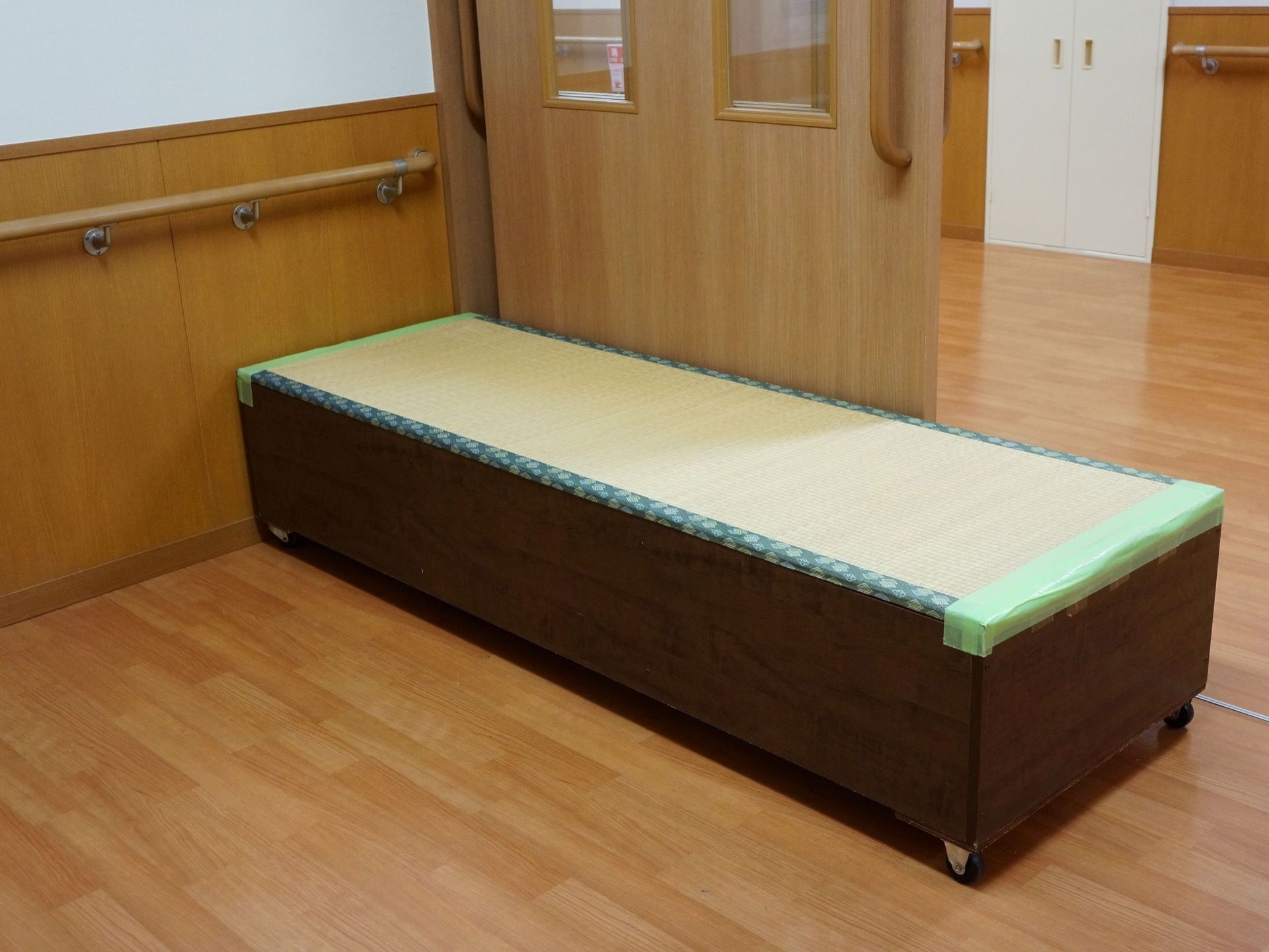 エレベーター前の廊下に気軽に座れるベンチが置いてある。畳でできている椅子なので触り心地も良く、リラックスして座れる。
