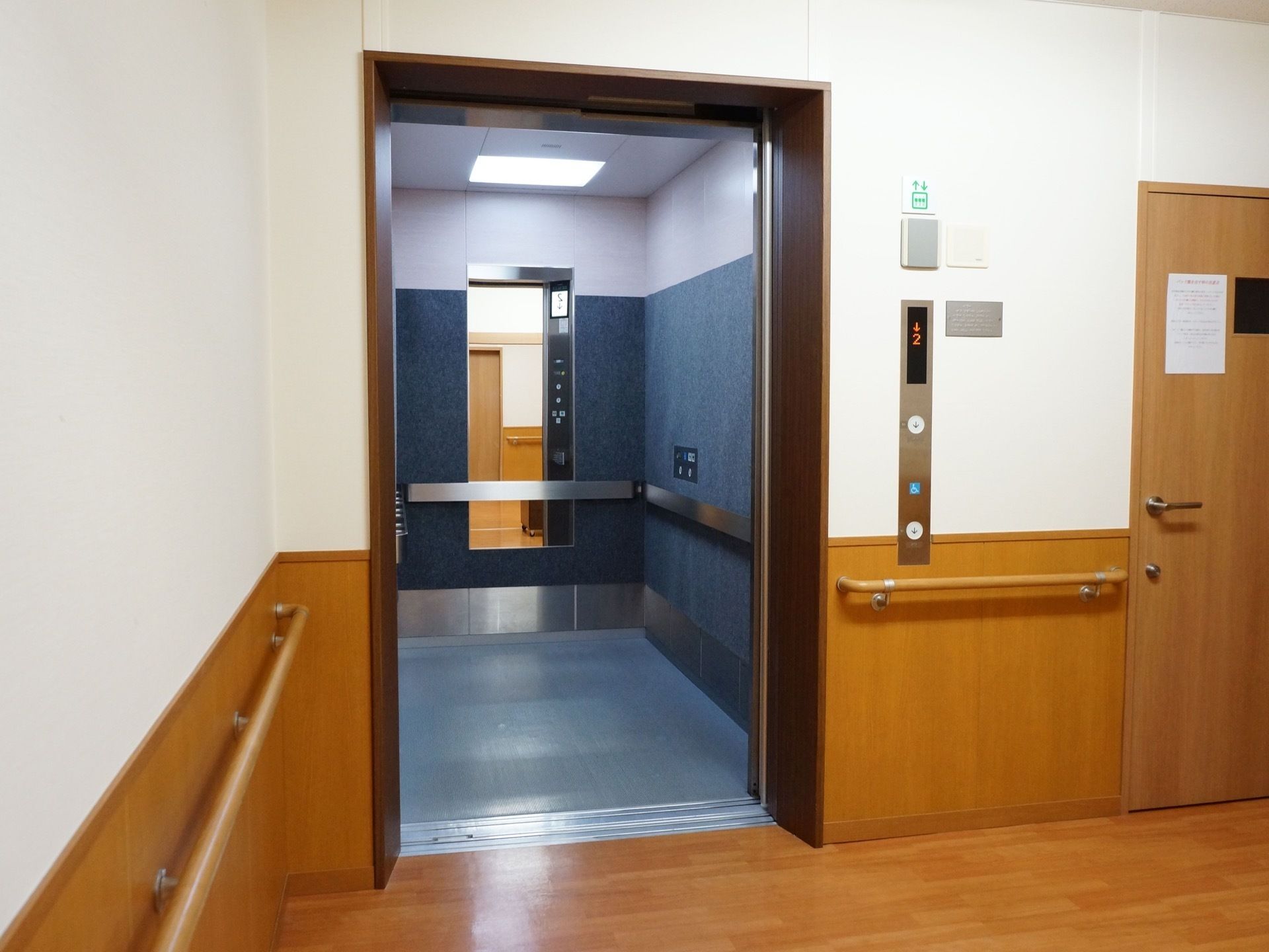 エレベーター乗り口や、中にも手すりが取り付けられている。支えながら乗り降りすることができる。明るい照明が付いている。
