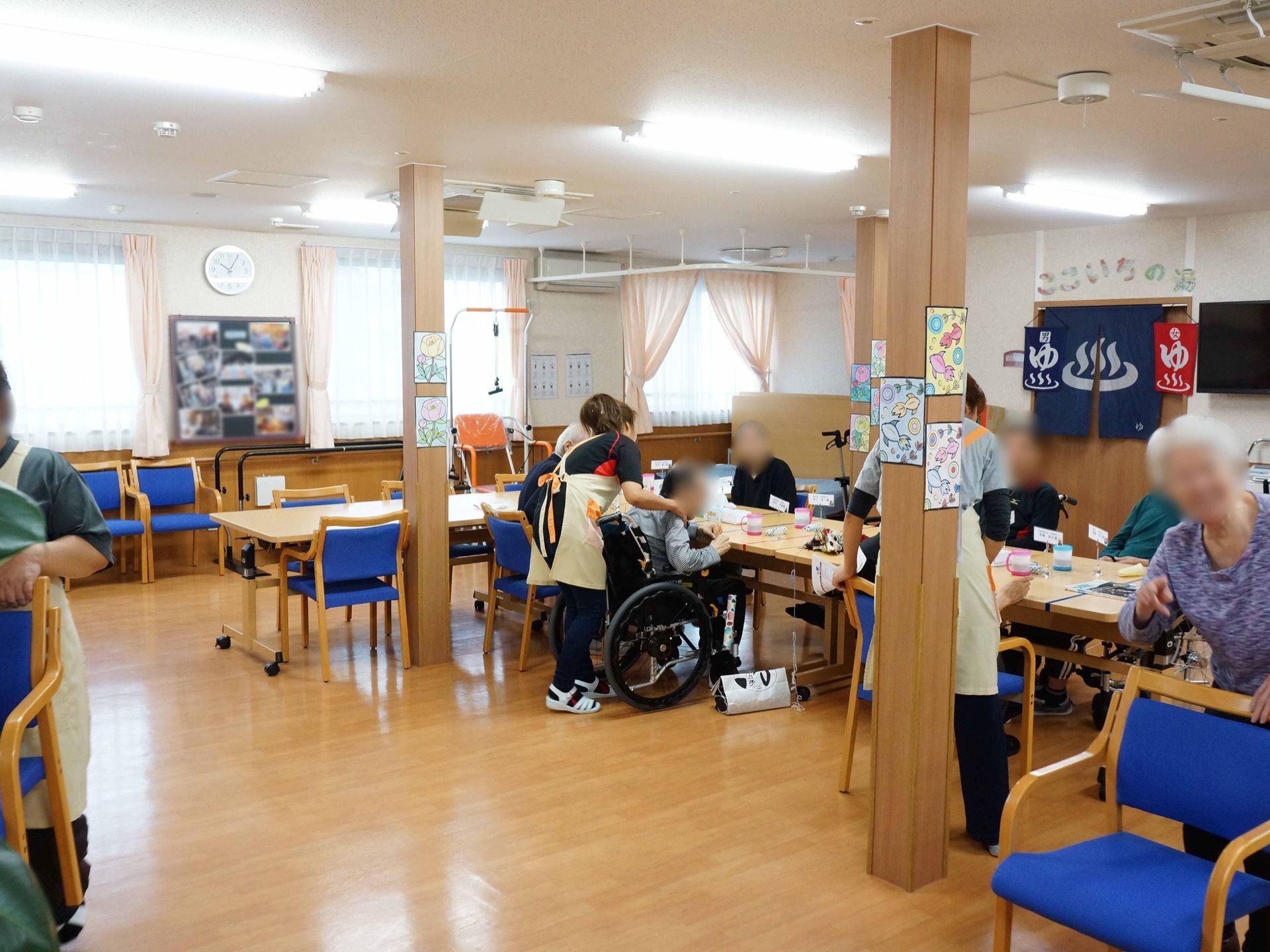 リビングには食事の時だけでなく、気軽に集まって楽しく過ごすことができる。テレビ鑑賞や、談笑、休憩など憩いの時間が過ごせる。