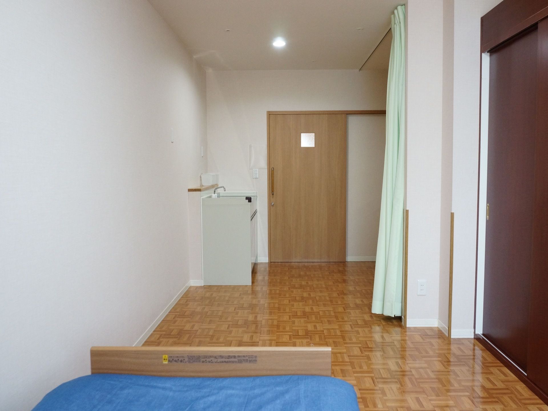 居室は全て個室である。一人部屋でも十分に過ごしやすい広さを確保している。好みの家具が持ち込めるようになっている。