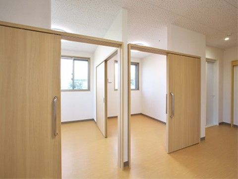 明るい居室は、大きな取っ手で横にスライドさせる引き戸なので、少しの力でもスムーズに開閉することができる。